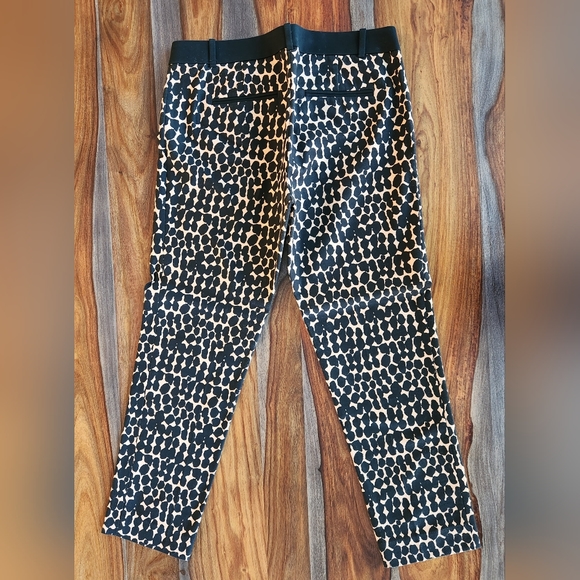 Loft size 6, Cropped Pants, Like New, 97% Cotton, 3% Spandex, Black Spots - Picture 3 of 8